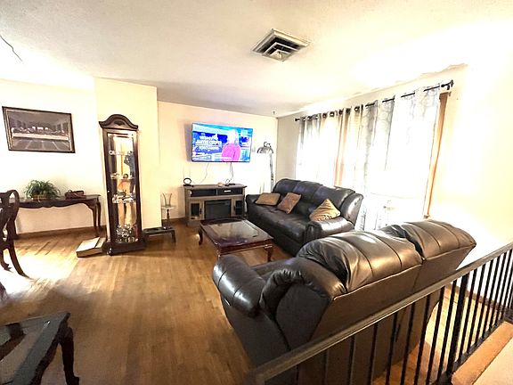 3rd image of 2615 Forest View Dr