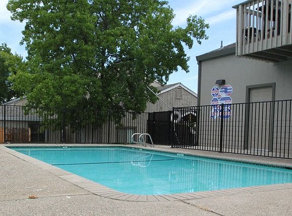 Gold Oaks Apartments Pool