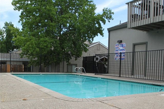 Gold Oaks Apartments Pool