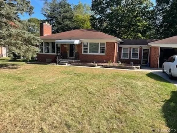 23409 Ranch Hill Dr W, Southfield, MI 48033