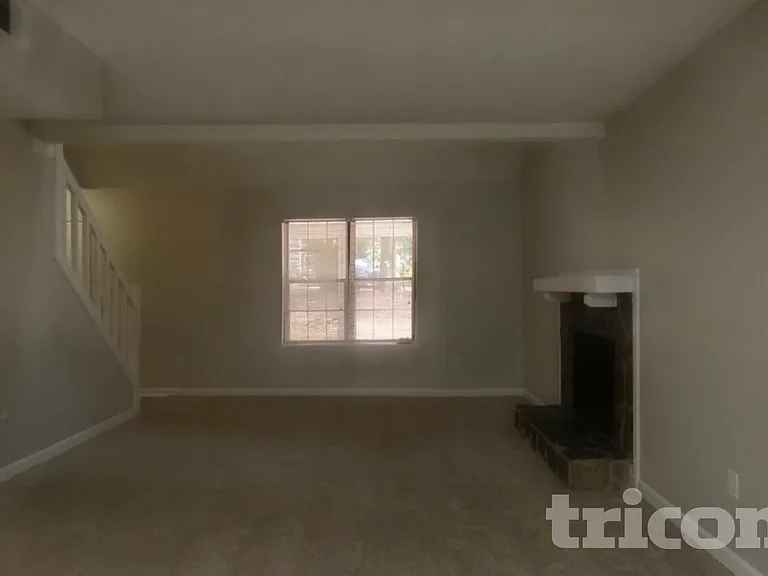 525 Windsor Dr SE — Photo 3