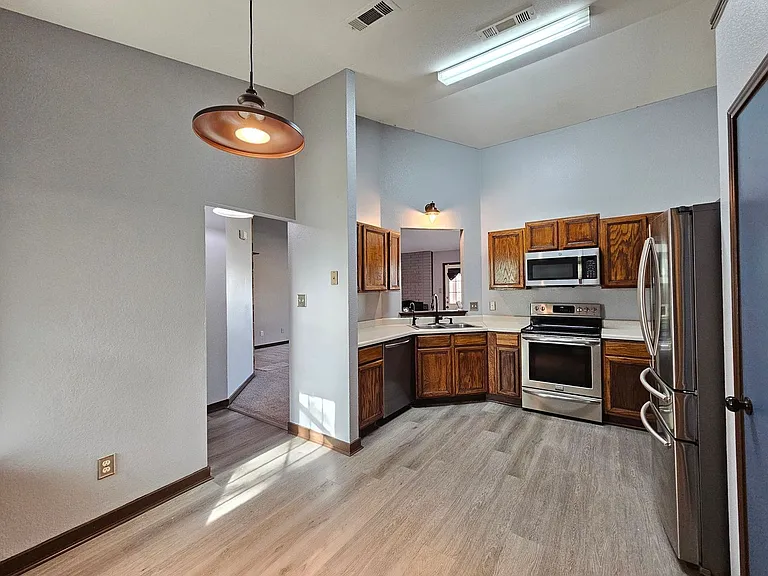 2209 Pixton Dr — Photo 4