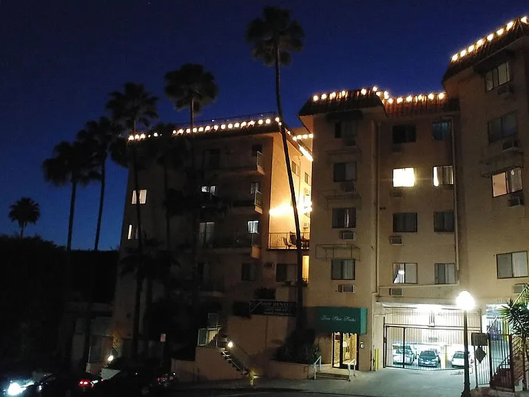Five Star Suites — Photo 3