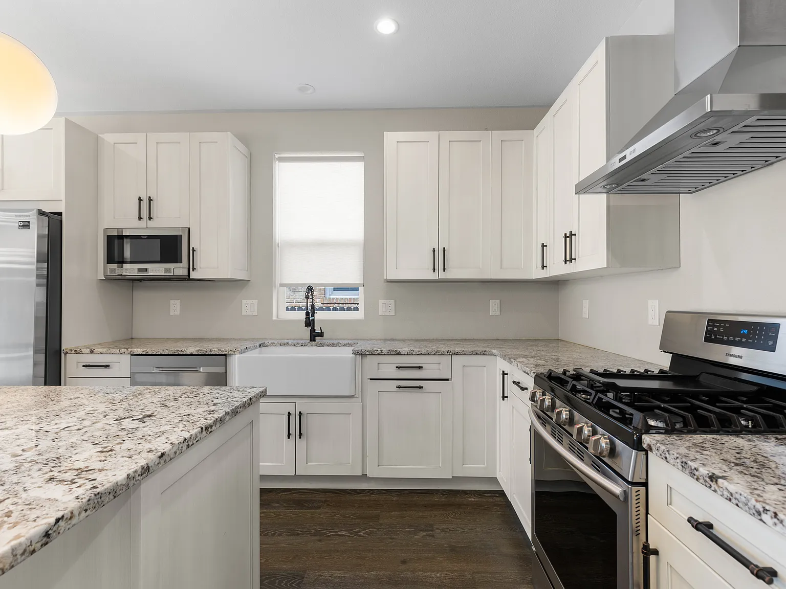 3 bed, 2086 sqft, $3,995 — Photo 4