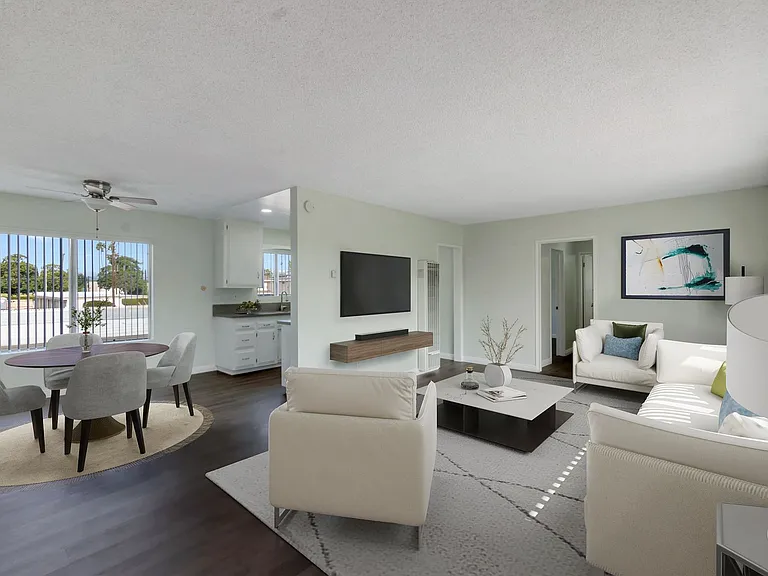 LA GRANADA APARTMENTS — Photo 6