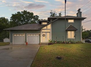 1933 Cherokee St, Leavenworth, KS 66048