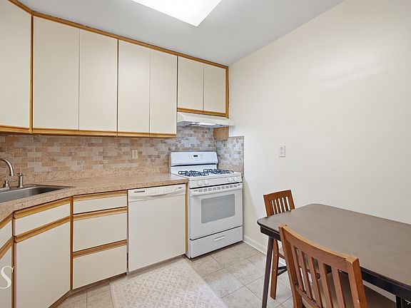 5th image of 2100 Linwood Ave APT 21P