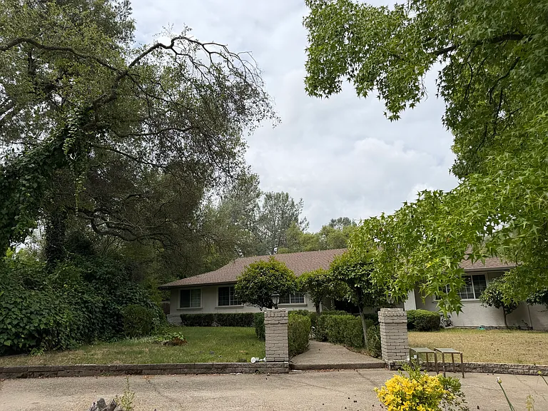 8202 N Lake Cir — Photo 2