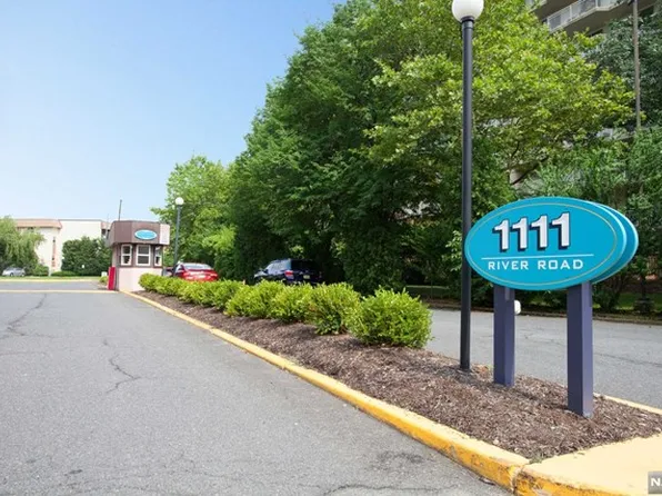 1111 River Rd, Edgewater, NJ 07020