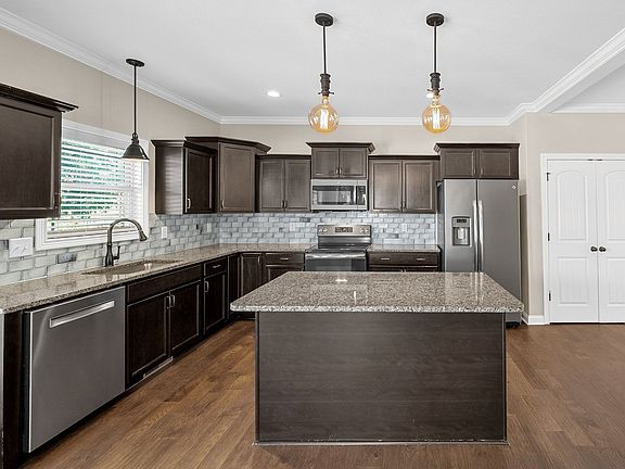 3rd image of 190 Towes Ln