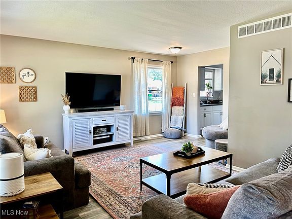 2nd image of 798 Bayridge Blvd