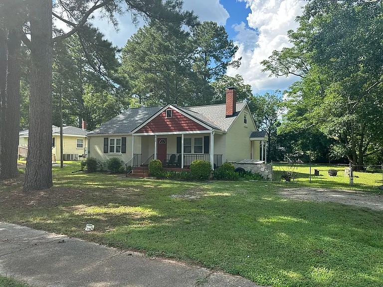 523 Hilltop Dr — Photo 2