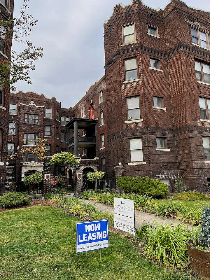 Phillips Manor — Photo 1