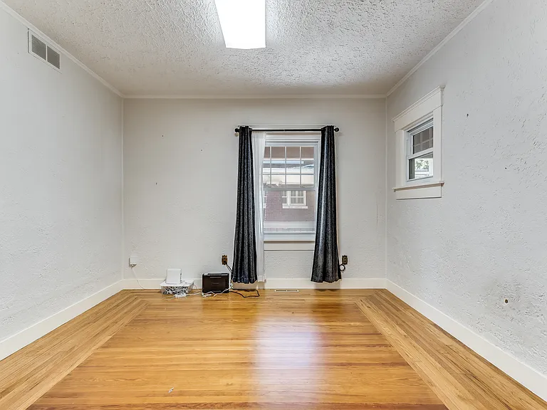 122 S Belmont Ave — Photo 17