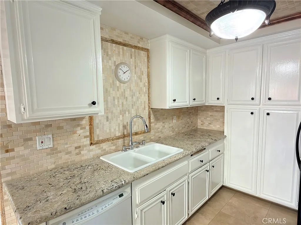 3 bed, 2.5 bath, 1333 sqft, $3,800 — Photo 4