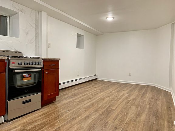 3rd image of 19 Laidlaw Ave APT 1