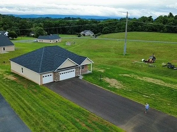 1260 Hearthside Dr, Chambersburg, PA 17202