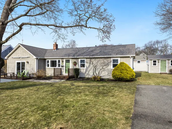 8 Iroquois Street, East Falmouth, MA 02536
