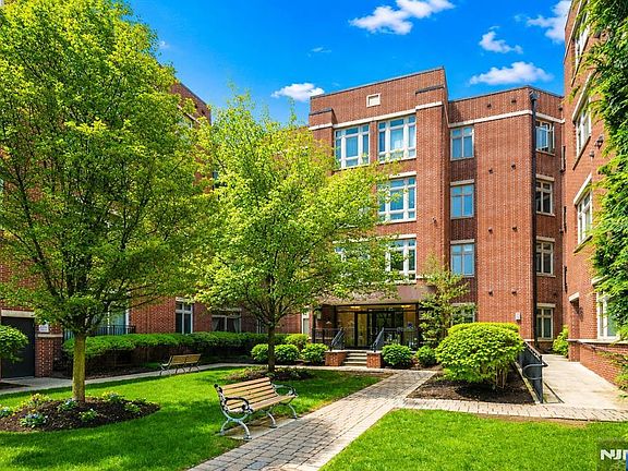 2nd image of 1123 Riverview Ave #123