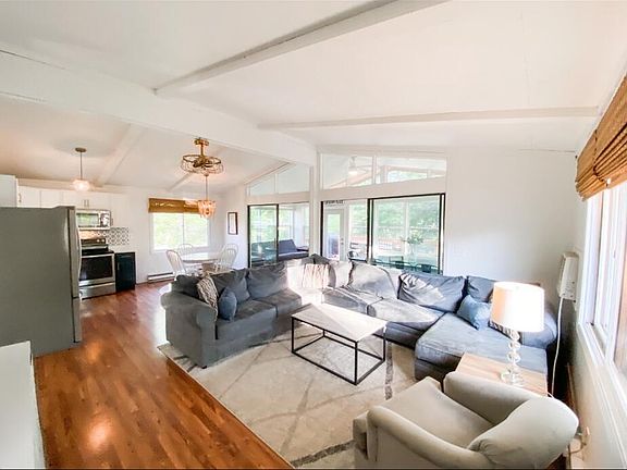 4th image of 320 Somerset Ct