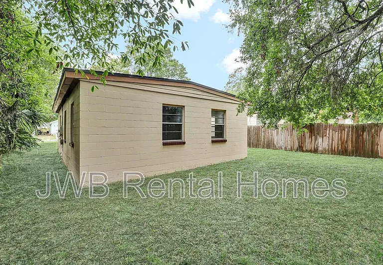 915 Wayne St — Photo 13