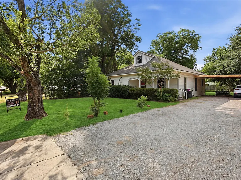 411 Poindexter Ave — Photo 2