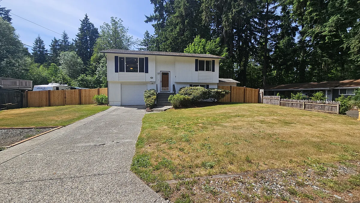 Building Photo - 6005 6th Ave SE