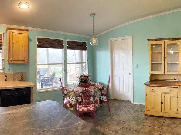 674 County Road 447, Waelder, TX 78959