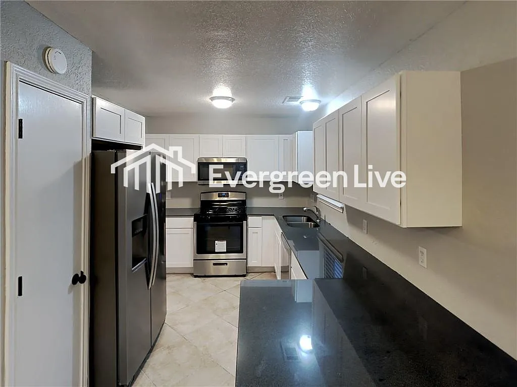 4 bed, 3.5 bath, 1746 sqft, $1,895 — Photo 4