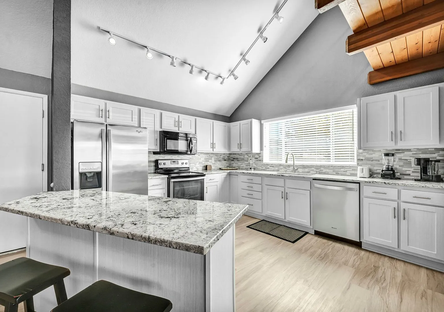 Fully Furnished Home In A Peaceful Ranch-Style Setting With Mountain Views & Modern Upgrades In S... — Photo 4
