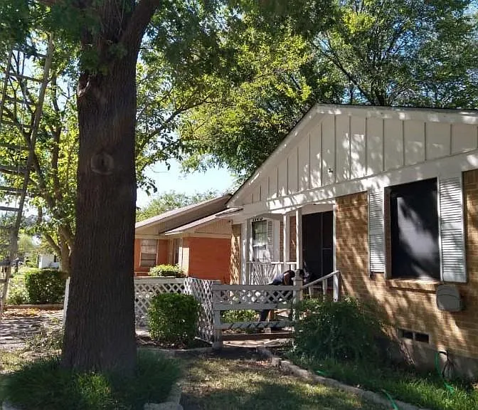 1109 Alamo Ln — Photo 1