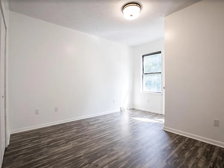 415 E Carson St — Photo 8
