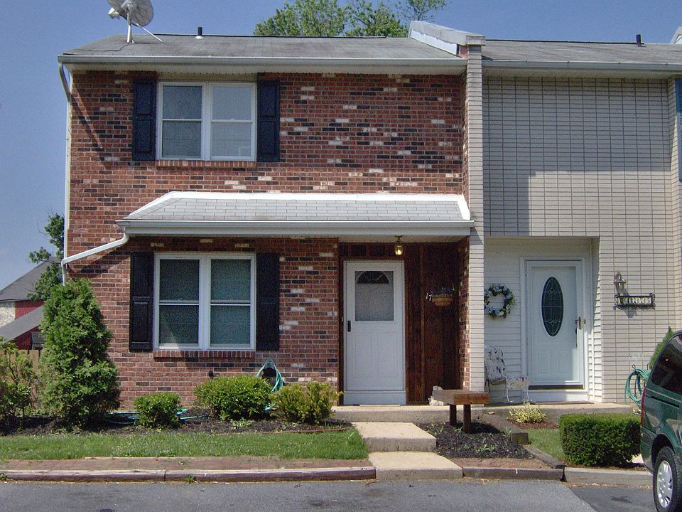 Beautiful End Unit in Ancient Oaks