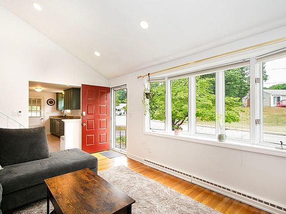 4th image of 18 Oakwood Dr