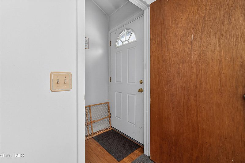 3rd image of 971 Kings Road
