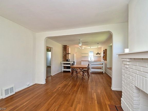 3rd image of 1813 Creston Ave