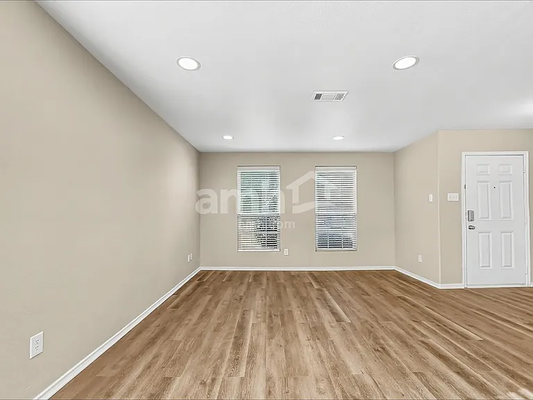 429 Grant Ln — Photo 10