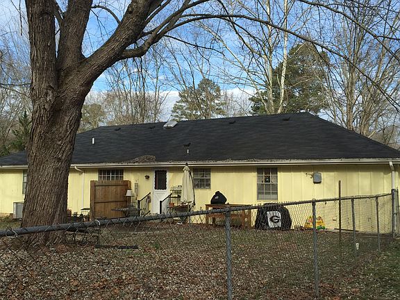Fenced Back Yard w/Dog Run