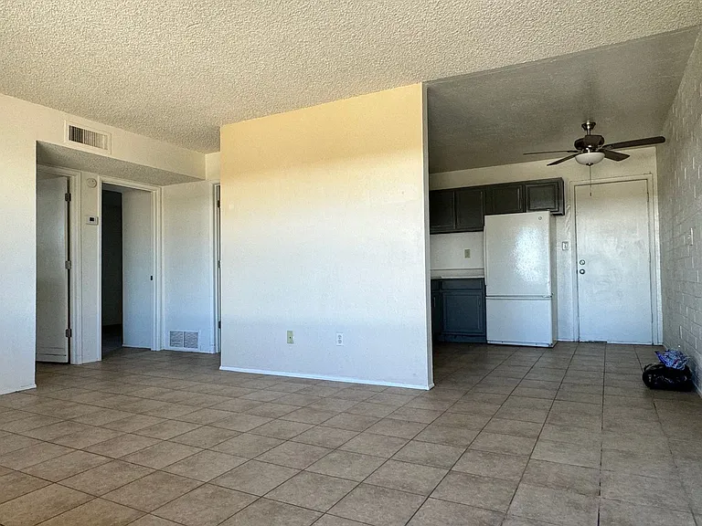 Central (Grant and Dodge) single story apartment complex, a/cs, private fenced yards and laundry ... — Photo 2