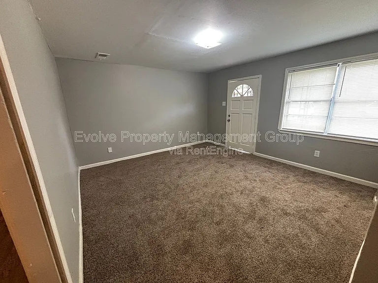 4268 Glenbrook St — Photo 3