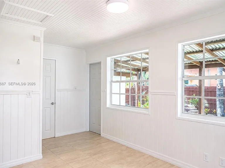 729 NE 2nd Ct — Photo 25