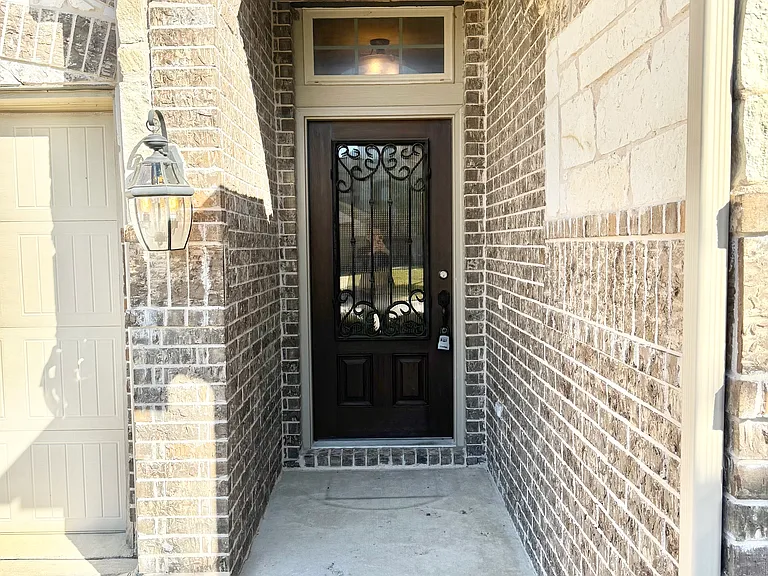 11809 Kurth Dr — Photo 2