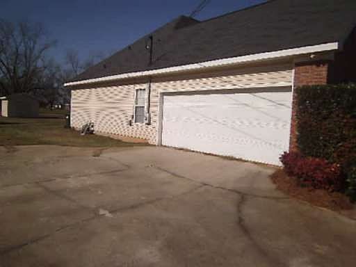 2nd image of 117 Stonefield Cir #1