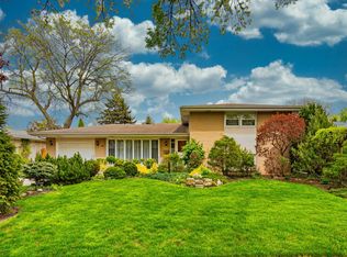 915 S School St, Mount Prospect, IL 60056