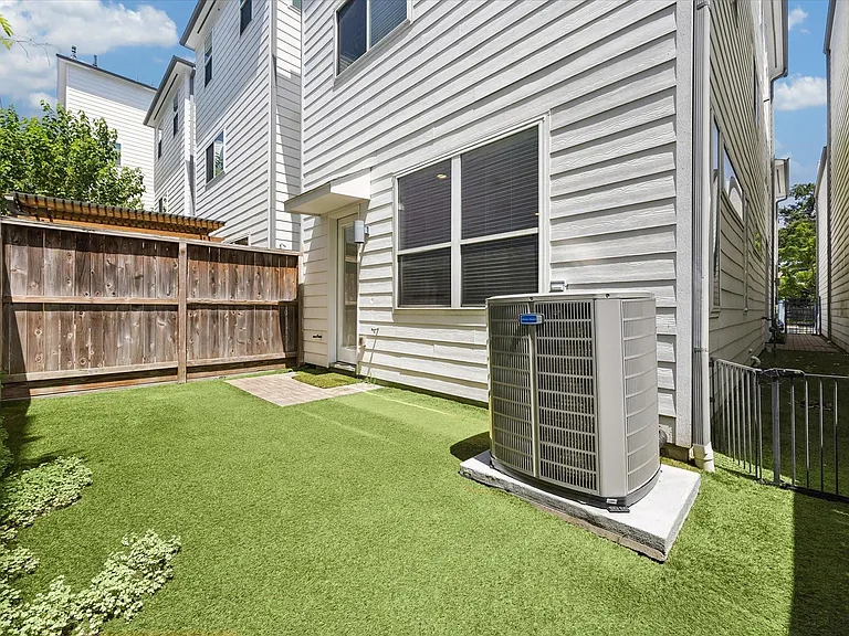 1213 Crockett St — Photo 23