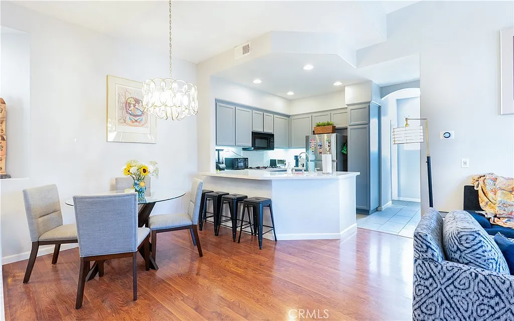 2 bed, 950 sqft, $3,400 — Photo 3