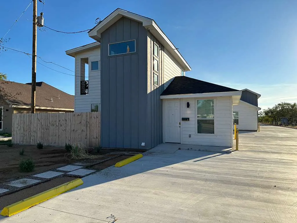 2 bed, 850 sqft, $1,200 — Photo 3