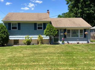 33 W Airmount Rd, Mahwah, NJ 07430