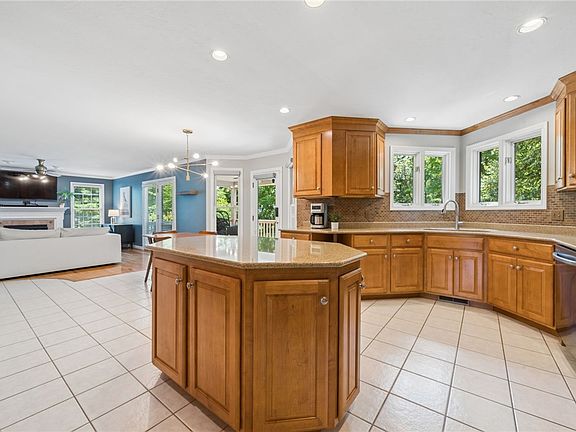 5th image of 1115 Chaucer Dr