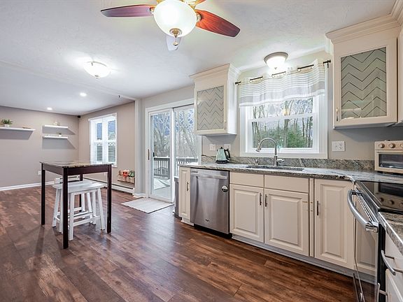 5th image of 345 Richardson Ave